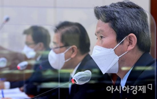 이인영 통일부 장관이 21일 국회에서 열린 국회 외교통일위원회의 외교부, 통일부 등에 대한 국정감사에 출석, 의원들 질의에 답변하고 있다./윤동주 기자 doso7@