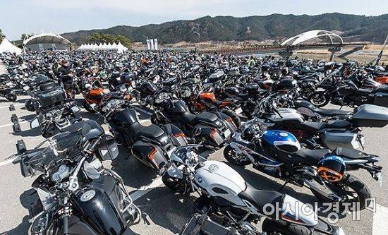 BMW 모토라드 2018 시즌 오프닝 투어에 모인 약 1100여 대의 바이크들의 웅장한 모습. BMW 바이크뿐만 아니라 할리, 두카티 등 다양한 메이커들의 바이크도 참가. 명실상부한 라이더들의 오프닝 투어라 할 수 있다./경북 상주=윤동주 기자 doso7@