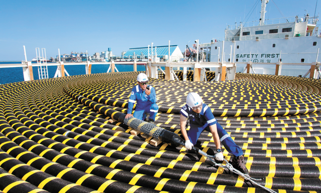 강원 동해항에 정박한 포설선에 LS전선 동해사업장에서 생산한 해저케이블이 실리고 있다. LS전선은 최근 대만 해상풍력단지의 대규모 해저케이블 사업을 수주하는 등 글로벌 시장에서 점유율을 높여가고 있다. LS전선 제공