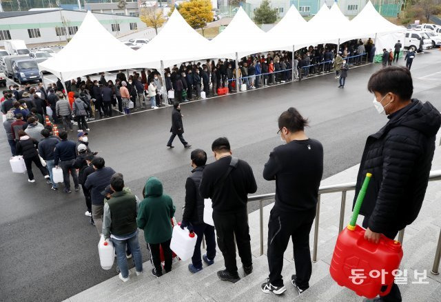 전북 익산시와 아톤산업이 요소수 사태 이후 전국 최초로 직접 판매에 나선 9일 팔봉동 실내체육관 앞 주차장에 시민들이 길게 줄 서
 순번을 기다리고 있다. 이날 준비한 판매 물량은 총 2.25t 가량. 10ℓ용기 기준 225개 정도로 알려졌다. 오전8시반부터 
400 여 명의 시민들이 줄을 섰으나 200여 명은 발걸음을 돌려야 했다. 박영철 기자 skyblue@donga.com