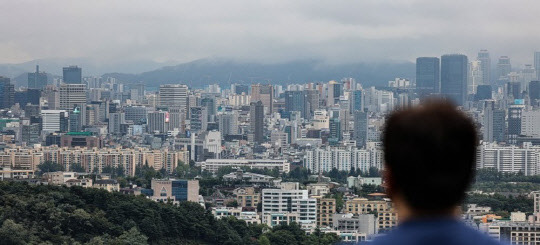 서울 남산에서 바라본 서울 강남구와 송파구 일대. <연합뉴스>