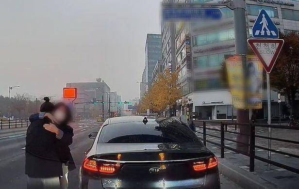 아이가 아파 병원에 가다 사고 낸 아이 엄마를 안아주며 다독이고 있는 피해 차량 운전자 홍영숙씨. 보배드림 영상 캡처