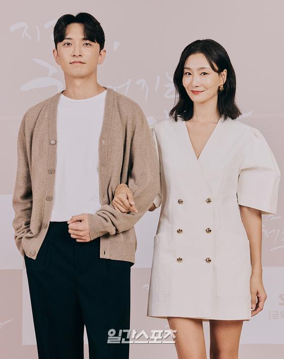 Actor Yun bamboo and Park Hyo-joo attend the production presentation of SBSs new gilt drama Im breaking up now which was held online on the afternoon of the 9th and have photo time.