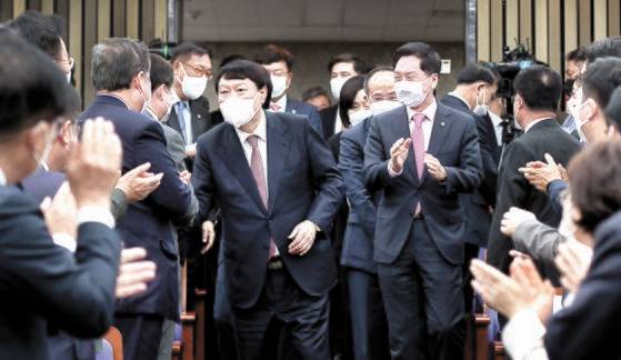 윤석열 국민의힘 대선후보(가운데)가 8일 국회에서 열린 현안보고 회의에 입장하며 의원들과 인사하고 있다. 오른쪽은 김기현 원내대표. 임현동 기자