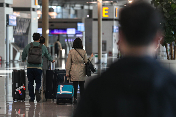 A person looks at a flight information display at Incheon International Airport’s Terminal 1 on Nov. 2 [NEWS1]