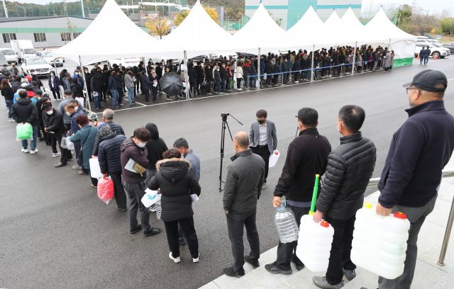 9일 전북 익산시 실내체육관 앞에 요소수를 구매하려는 인파가 몰려 있는 모습. 연합뉴스