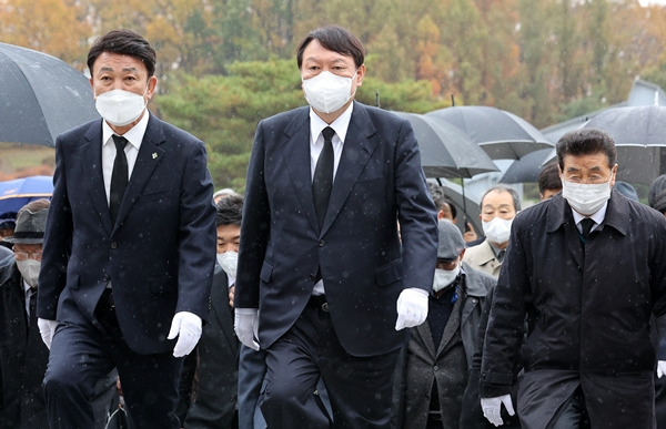 윤석열 국민의힘 대선 후보가 광주 방문을 하는 것에 대해 9일 광주 시민단체들이 거세게 반발했다. 사진은 윤석열 후보가 9일 서울 강북구 4.19민주묘지를 방문해 4.19학생혁명기념탑에 참배하는 모습. /사진=뉴스1