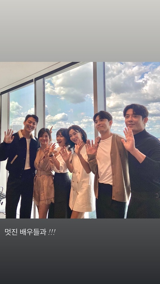 Actor Song Hye-kyo showed off his friendship with the cast of SBS Now, Im breaking up.Song Hye-kyo posted a picture on his Instagram story on the 9th with an article entitled Great Actors!!The photos show the cast members of Song Hye-kyo, Jang Ki-yong, Choi Hee-seo, Park Hyo-joo, Yun-nam and Kim Joo-heon.Song Hye-kyo, who is smiling beautifully, catches the eye. The neat dress that emphasizes the constricted waist and the slightly exposed legs are admiring.The costumes and hairstyles of Actors suggest that it was taken at the time of the production presentation, and the appearance of Jang Ki-yong, who joined the active duty in August, attracts attention.As Jang Ki-yong enlisted, Now, I am breaking up production presentation was pre-recorded.The affectionate time of the actors who are smiling brightly gathers together and smiles.Song Hye-kyo will appear on Now, Im breaking up, which is scheduled to be broadcast on the 12th.