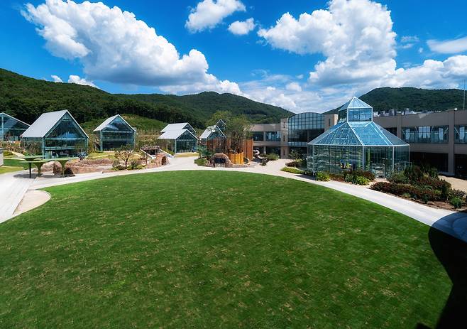 글로우서울은 경기 의왕시 학의동에 위치한 롯데프리미엄아울렛 타임빌라스 공간 기획에도 참여했다.[롯데쇼핑 제공]