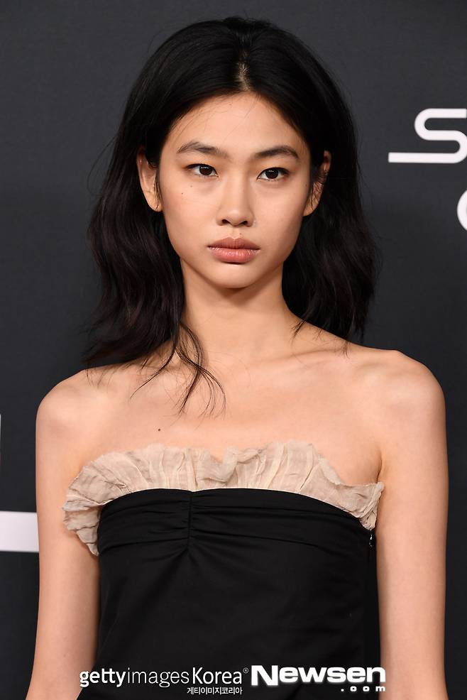 Model and Actor HoYeon Jung in the spotlight at Red CarpetHoYeon Jung attended the Netflix Cuttlefish Game event held on November 8 (local time) in United States of America Los Angeles.At the event, HoYeon Jung, as well as another leading role in the Cuttlefish Game, Actor Lee Jung-jae, Park Hae-soo and Hwang Dong-hyuk, were also present.HoYeon Jung has attracted attention by appearing as a dress fashion with beautiful shoulder lines and extraordinary body ratio.He showed off his top Model-down presence with a natural, colorful look and a commanding pose.HoYeon Jung performed a break-up performance at the Cuttlefish Game as a desperate settler dawn that needed a lot of money for his family.HoYeon Jung, who has been active in domestic and overseas fashion shows and advertising as a model, has successfully performed the Actor ceremony for the first time by challenging the acting of the drama through Cuttlefish Game.Since then, HoYeon Jung has continued to be popular with TVNs signature entertainment show You Quiz on the Block, as well as the United States of America NBCs talk show The Tonight Show Starring Jimmy Fallon.The Cuttlefish Game, released on September 17, deals with the process of participating in the questionable survival with a prize money of 45.6 billion won, risking their lives to become the last winner and participating in the extreme game.The popularity of Cuttlefish Game is very much World: Netflix won the top spot in 83 countries in service, creating a Cuttlefish Game craze.World Actor, singers also expressed their passion for Cuttlefish Game and actors through official SNS, and raised the topic.