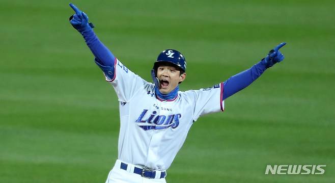 [대구=뉴시스] 이영환 기자 = 9일 오후 대구 수성구 삼성라이온즈파크에서 열린 2021 KBO 포스트시즌 플레이오프 두산 베어스와 삼성 라이온즈의 1차전 경기, 1회말 1사 1루에서 삼성 구자욱이 1타점 2루타를 날린 후 환호하고 있다. 2021.11.09. 20hwan@newsis.com