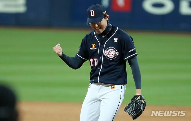 [대구=뉴시스] 이영환 기자 = 9일 오후 대구 수성구 삼성라이온즈파크에서 열린 2021 KBO 포스트시즌 플레이오프 두산 베어스와 삼성 라이온즈의 1차전 경기, 5회말 1사 만루에서 두산 바뀐투수 홍건희가 삼성 오재일을 병살타로 잡아낸 후 기뻐하고 있다. 2021.11.09. 20hwan@newsis.com