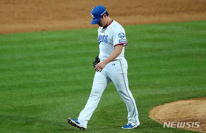 [대구=뉴시스] 이영환 기자 = 9일 오후 대구 수성구 삼성라이온즈파크에서 열린 2021 KBO 포스트시즌 플레이오프 두산 베어스와 삼성 라이온즈의 1차전 경기, 9회초 삼성 투수 오승환이 교체되고 있다. 2021.11.09. 20hwan@newsis.com