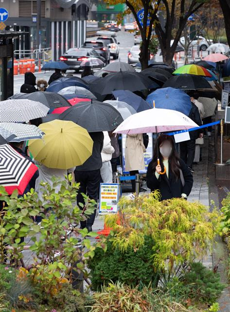 코로나19 위중증 환자 425명, 74일만에 최고치 -  9일 서울 송파구보건소에 마련된 선별진료소를 찾은 시민들이 신종 코로나바이러스 감염증(코로나19) 검체 검사를 기다리고 있다.질병관리청 중앙방역대책본부는 9일 0시 기준 코로나19 신규 확진자가 1715명 발생했다고 밝혔다. 검사 건수가 감소하는 주말효과 여파로 이틀째 2000명 아래 확진자를 기록했다. 하지만 위중증 환자는 전날보다 16명 늘어나 425명으로 74일만에 최고치를 기록했다. 2021.11.9 뉴스1