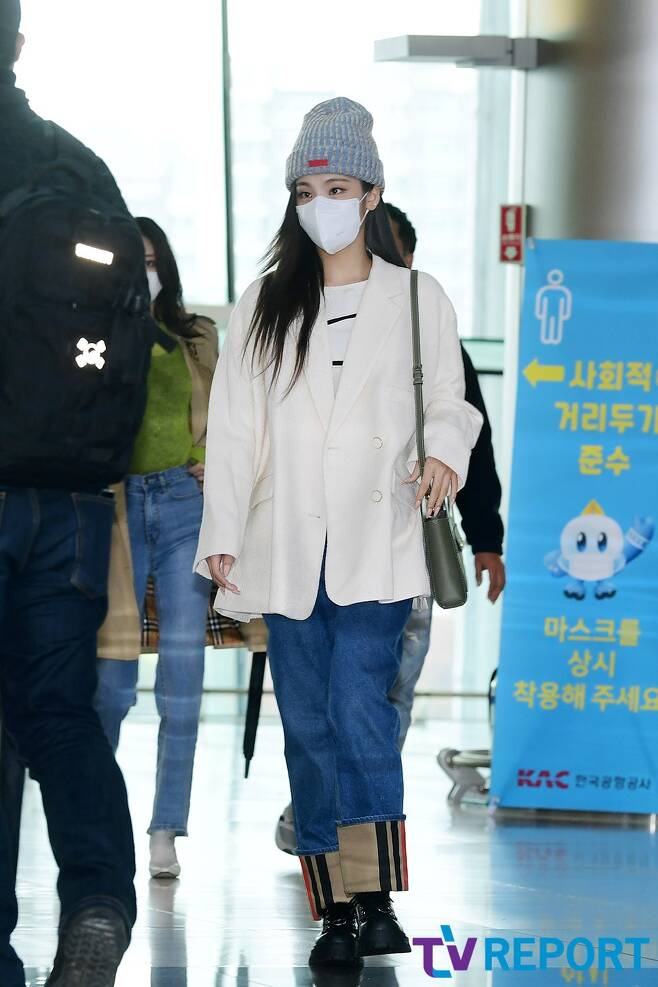 The group ITZY Yezi departs for Jeju Island through Gimpo International Airport to attend the brand event held in Jeju Island on the afternoon of the 9th.