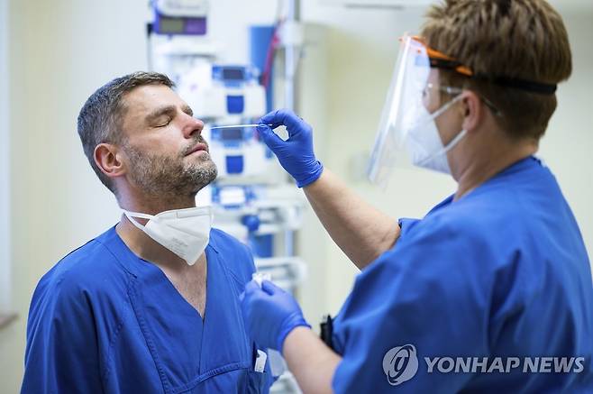 코로나19 검사하는 독일 의료진 [AP 연합뉴스 자료사진. 재판매 및 DB 금지]
