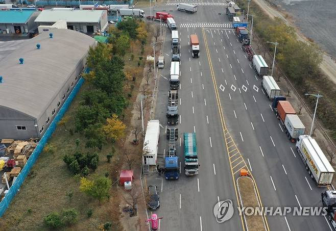 '요소수 넣자'…부산신항 배후단지 화물차 긴줄 [연합뉴스 자료 사진]