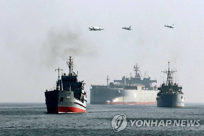 대규모 군사 훈련하는 이란군 (AFP=연합뉴스) 9일(현지시간) 이란 남부 호르무즈 해협 일대에서 이란군이 군사 훈련을 벌이고 있다. 2021.11.9 photo@yna.co.kr [이란군 제공. 재판매 및 DB 금지]