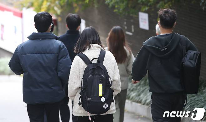 정부의 '위드 코로나'(단계적 일상회복)로의 방역체계 전환이 본격적으로 시작됨에 따라 주요 대학들이 대면수업 확대를 선언한 가운데 지난 1일 서울의 한 대학에서 학생들이 분주하게 이동하고 있다. /뉴스1 © News1 임세영 기자