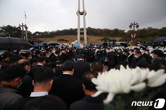 경선 과정에서 ‘전두환 옹호’ 발언과 SNS에서 ‘개 사과’ 논란을 일으킨 윤석열 국민의힘 대선후보가 10일 오후 광주 북구 운정동 국립5·18민주묘지에서 사과를 거부하는 광주 시민들에 막혀 묵념으로 참배를 하고 있다. 2021.11.10/뉴스1 © News1 이동해 기자