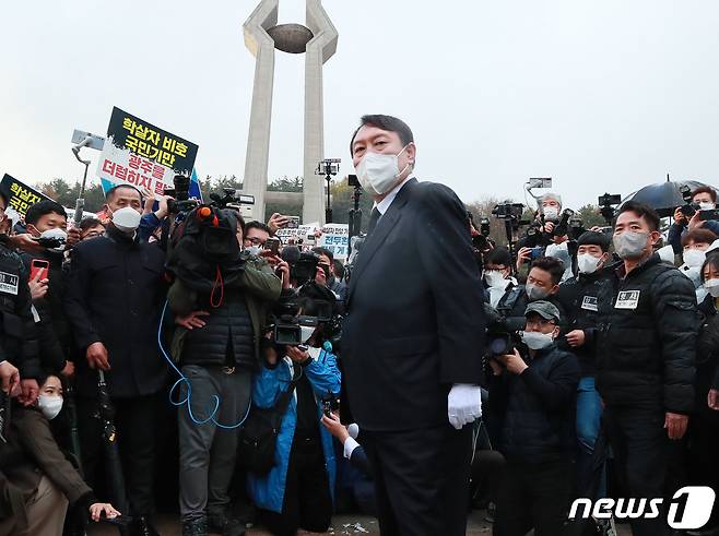 전두환 옹호 발언과 개 사과 논란을 빚은 윤석열 국민의힘 대선후보가 10일 광주 북구 5·18민주묘역을 방문, 반대하는 시민들에 막혀 묘역 근처에서 참배를 마친 후 이동하고 있다. 2021.11.10/뉴스1 © News1 이동해 기자