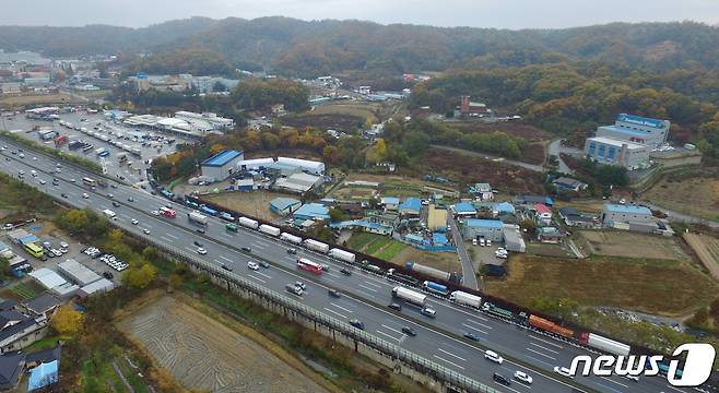 전국적으로 차량용 요소수 품귀현상이 지속되고 있는 10일 오후 충남 천안시의 한 고속도로 휴게소 주유소에 트럭들이 요소수를 넣기 위해 길게 줄을 서 있다. 2021.11.10/뉴스1 © News1 김영운 기자