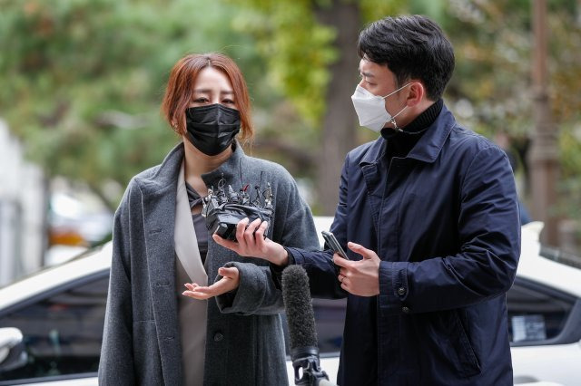 ‘고발 사주’ 의혹 최초 제보자인 조성은 씨가 10일 오전 서울 마포구 서울경찰청 반부패·공공범죄수사대에서 고소인 조사를 받기 위해 출석하기 전 취재진 질의에 답하고 있다. 뉴스1