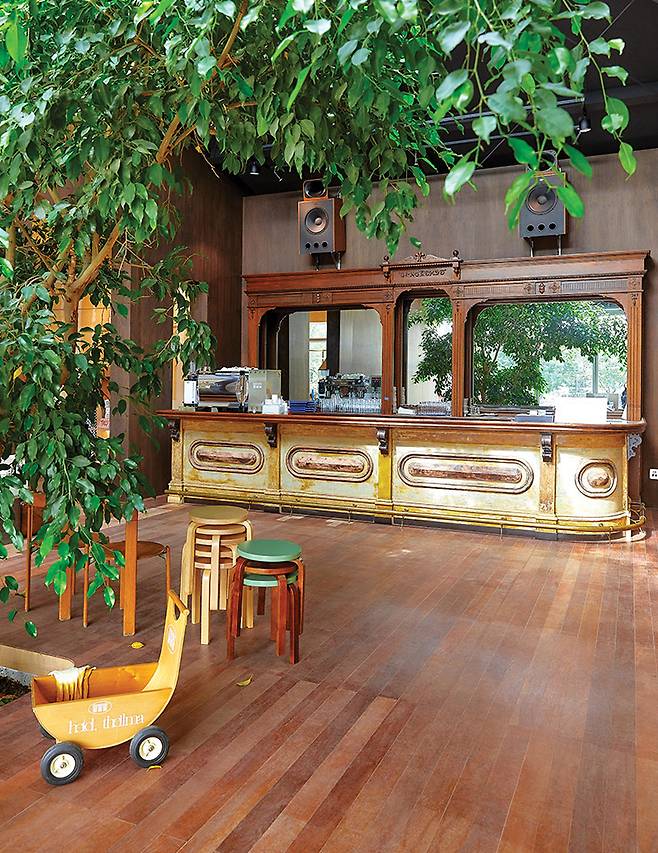 호텔 더일마의 인테리어는 디자인 스튜디오 뉴모던서비스에 맡았다. 호텔이라는 컨셉트를 떠올리자마자 가장 먼저 들여온 것은 미국에서 건너온 100년 된 육중한 바 테이블이었다.