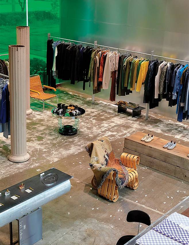 쇼룸 곳곳에 놓인 빈티지 가구와 미드 센추리 모던 인테리어 소품들은 자연스러우면서도 위트 있는 디자인을 사랑하는 두 대표의 취향.