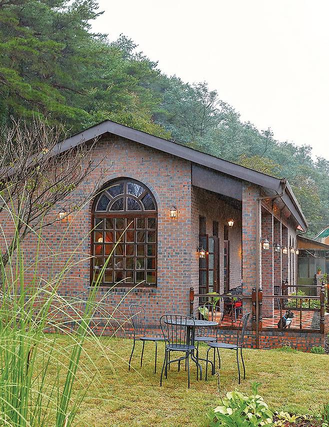 외할아버지가 살던 집터에 지은 건물. 조경부터 작은 소품까지 세 대표의 손이 닿지 않은 곳이 없다.