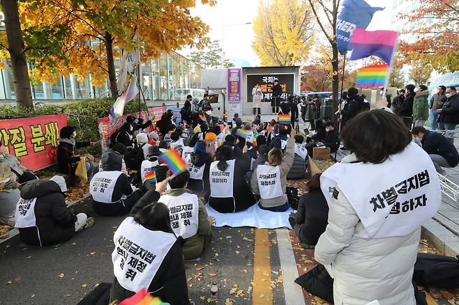 차별금지법 연내 제정을 촉구하며 지난달 12일 부산을 출발한 도보행진단이 국회 앞에 도착한 10일 `2021 차별금지법 연내 제정 쟁취 집회\