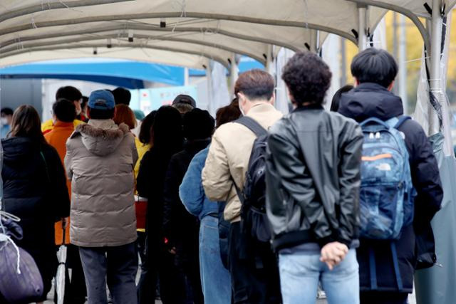 10일 서울역에 마련된 임시선별검사소에서 시민들이 검사를 받기 위해 줄을 서 있다. 뉴시스