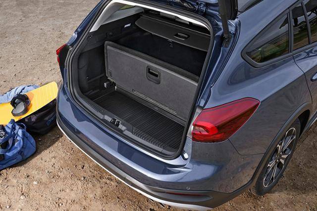 포드가 자사의 스테디셀링 해치백 포커스의 신모델을 선보였다.