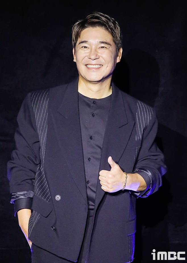 Singer Im Chang-jung was informed that he had celebrated at Lee Ji-hoons marriage ceremony the day before the Covid19 tested positive, and the stars at the scene were screened in a row.Since then, Im Chang-jungs vacine vaccination has been announced, and the netizens have been involved.Im Chang-jung said on September 9 that he was judged to be positive for Covid19 and stopped working.Im Chang-jung said, We received a positive test of Covid19 as a result of a gene amplification test for broadcasting recording. He said, We will stop the activity for the time being and focus on treatment with the health recovery of the artist as a top priority.Earlier, Im Chang-jung attended the stage ceremony of Singer Lee Ji-hoon on the day before the tested positive judgment and sang a celebration.In addition to Im Chang-jung, Singer IU, Kai, and musical Actor Son Jun-ho are known to have celebrated and the wave is getting bigger.On the 10th, Lee Ji-hoons agency, Jupiter, said in an official position, (Im Chang-jung) sang a celebration and stayed for a while and moved.I wore Mask at the ceremony, he said.This ceremony was held privately with Family and acquaintances, and we thoroughly followed the guidelines for prevention, such as checking individual partitions and vacine inoculation.Lee Ji-hoon and his wife Ayane, the surrounding staff were examined on the afternoon of the 9th and were diagnosed with a voice. IU, who sang the first part celebration with Im Chang-jung, also undergoes a Covid19 test and stops schedule.An official of IUs agency EDAMENTERTANTMENT said, IU entered the employee aisle and left the celebration and did not overlap with Im Chang-jung.I plan to postpone the schedule and get a Covid19 test for preemptive response. Son Jun-ho, who sang the second part celebration, was given a pre-emptive test and was negatively judged.Son Jun-hos agency IHQ said: Son Jun-ho wore a Mask in the second part and went on stage alone and sang a celebration.I never encountered Im Chang-jung at the event.As a result of inquiries from the anti-virus authorities, we were told that if the tested positive person does not occur after the Weed Covid transition, it is not subject to self-price.Vacine inoculation has also been completed by the second round, but it has been tested and negatively judged as a preemptive response. Kai also canceled the schedule altogether. We will conduct a Covid19 test on the 10th, and we have canceled all scheduled schedules, said an official at Kais agency EMK Musical Company.Some netizens criticized Im Chang-jung when it was announced that Im Chang-jungs Vaccine was not inoculated.Im Chang-jung, who released a Regular album and prepared various broadcast performances, criticized lack of awareness that he did not inoculate Vacine.It is pointed out that Vacine should be hit in advance as there are many activities without using Mask due to the characteristics of entertainers.iMBC  Photo iMBC DB