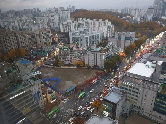 사진 가운데 파란 펜스가 보이는 땅이 1300평 나대지. 오른쪽 끝에 타워팰리스가 보인다. 함종선 기자