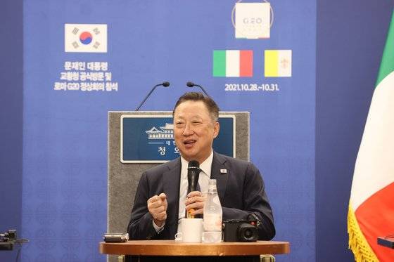 박용만 전 대한상공회의소 회장이 29일 이탈리아 로마 한 호텔에 마련된 프레스센터에서 ‘철조망 평화가 되다' 전시회 관련 간담회를 하고 있다. [뉴시스]