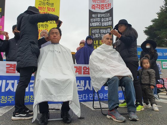 ‘백신보다인권우선협의회’ 김태평 홍보국장(왼쪽) 등 2명이 10일 충북 청주시 오송읍 질병관리청 앞에서 삭발을 했다. 최종권 기자