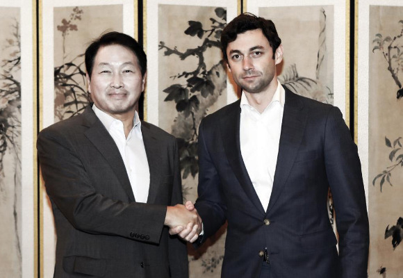 SK Group Chairman Chey Tae-won shakes hands with U.S. Senator Jon Ossoff during the meeting at SK"s headquarters in Seoul on Nov. 9, 2021. [Photo provided by SK Group]