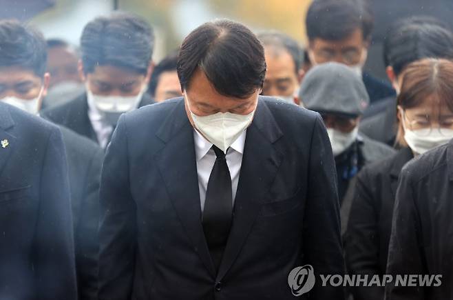 국민의힘 윤석열 대선후보는 10일 오후 광주를 찾아 국립 5·18민주묘지를 참배하고 희생자 유족들과 만난다. 사진은 전날 서울 강북구 국립4.19민주묘지를 방문해 학생혁명 기념탑 참배하는 모습.