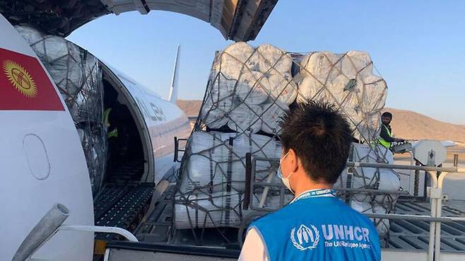 아프가니스탄 실향민들을 위한 33톤의 인도적 지원 물품을 실은 유엔난민기구의 첫 항공을 통한 지원이 10월 2일 아프가니스탄 카불에 착륙하였다. 새로 실향민이 된 아프간인들 중 약 80%는 여성 및 아동이다. <유엔난민기구 제공>