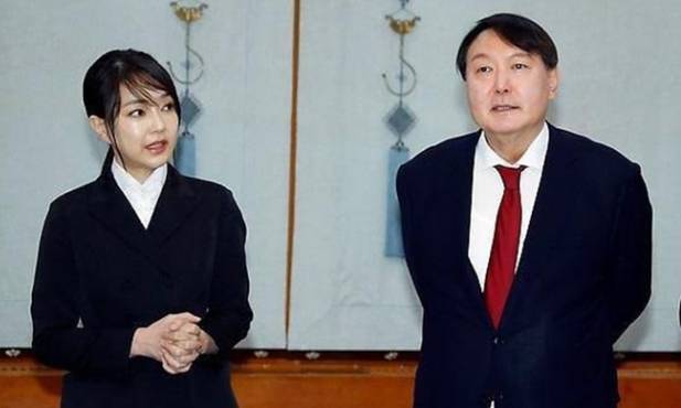 윤석열 국민의힘 대선 후보(오른쪽)과 부인 김건희씨. 연합뉴스