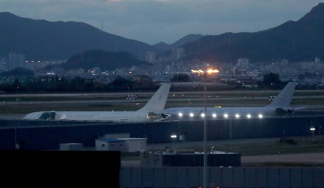 10일 오후 부산 김해국제공항에서 공군 다목적 공중급유 수송기인 ‘시그너스’(KC-330)가 호주산 요소수 2만7000ℓ를 공수하기 위해 이륙을 준비하고 있다. 부산=연합뉴스