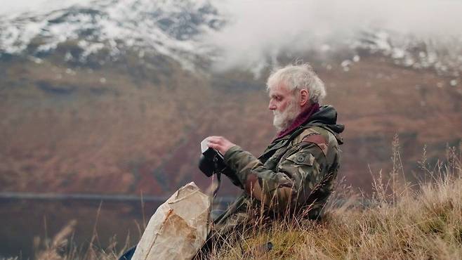 1980년대 초에 직접 지은 오두막에서 전기와 수도, 가스 없이 살아가는 영국의 70대 ‘자연인’ 켄 스미스