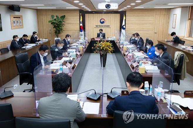 '제18회 개인정보보호위원회 전체 회의' (서울=연합뉴스) 윤종인 개인정보보호위원회 위원장이 10일 오전 서울 종로구 정부청사에서 개최된 '제18회 개인정보보호위원회 전체 회의'에서 발언하고 있다. 2021.11.10
    [개인정보위원회 제공. 재판매 및 DB 금지] photo@yna.co.kr