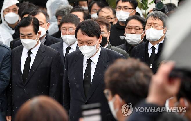 묵념하는 윤석열 대선 후보 (광주=연합뉴스) 이정훈 기자 = 10일 광주 국립 5·18 민주묘지를 찾은 국민의힘 윤석열 대선 후보가 방문을 반대하는 시민들에 막혀 묘역 근처에서 참배를 하면서 묵념을 하고 있다. 2021.11.10 [공동취재] uwg806@yna.co.kr