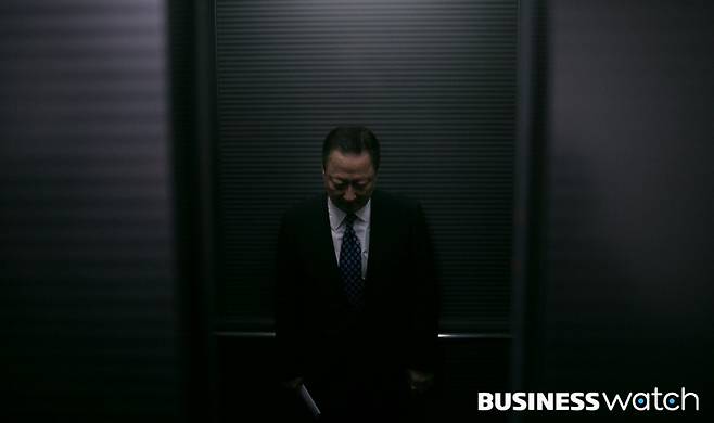 박용만 대한상공회의소 회장이 2016년 4월 서울 중구 대한상공회의소 기자실에서 기자간담회를 가진 뒤 엘리베이터로 퇴장하고 있다. /사진=이명근 기자 qwe123@