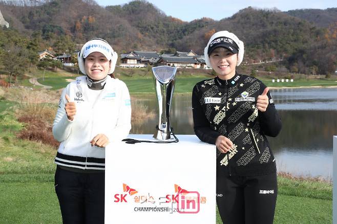 박민지(왼쪽)과 임희정이 11일 강원도 춘천시 라비에벨 올드코스에서 열린 KLPGA 투어 시즌 최종전 SK쉴더스-SK텔레콤 챔피언십 개막에 앞서 열린 포토콜에 참석해 우승트로피를 사이에 두고 선전을 다짐하고 있다. (사진=SK쉴더스-SK텔레콤 챔피언십 조직위)