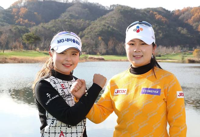 신인왕을 다투는 송가은(왼쪽)과 홍정민이 파이팅을 다짐하고 있다. [KLPGA 제공]