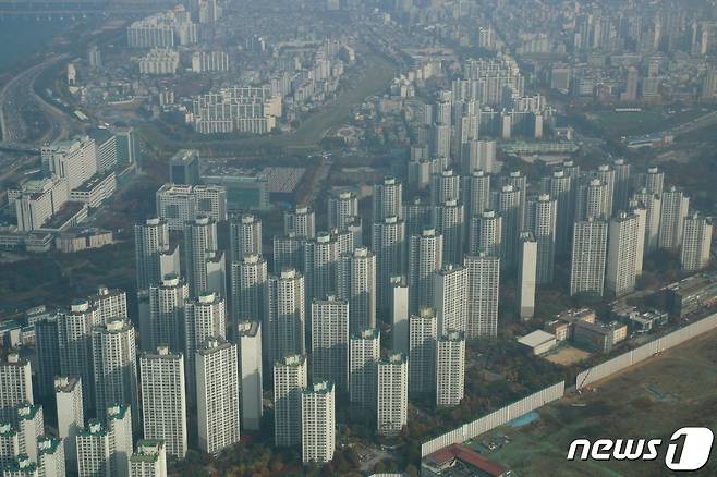 서울 송파구 롯데월드 서울스카이 전망대에서 바라본 아파트 단지 모습. © News1 신윤하 기자