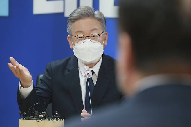 더불어민주당 이재명 대선 후보가 11일 서울 여의도 중앙당사에서 싱하이밍 주한중국대사를 접견하고 있다. /뉴시스